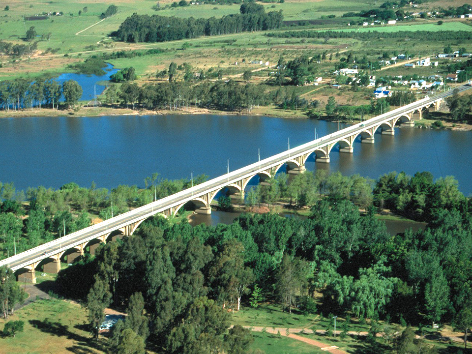 Puente Centenario Sobre el Río Negro